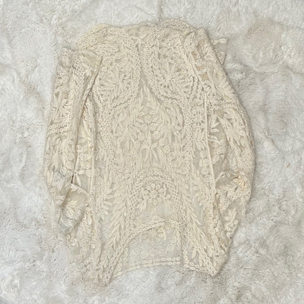 Embroidered Floral Lace Top Large Size - Picture 2 of 2